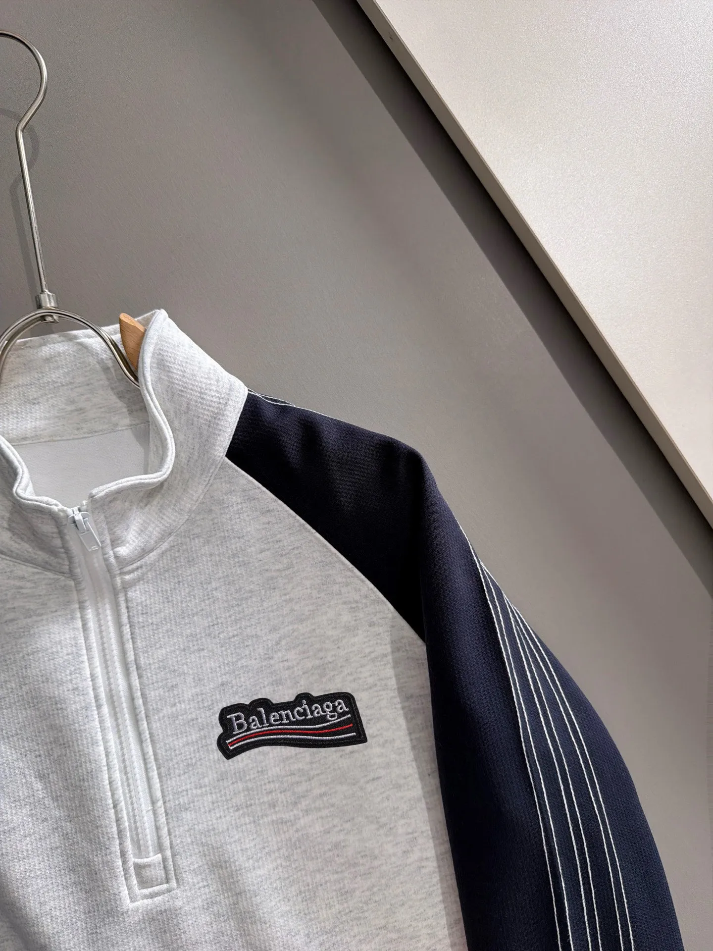Balenciaga 2026 Long Sleeve Sweatshirts for Men and Women Same Style Many Stars Same Style, Top Original Version Feel Free to Compare 🆚The fabric is custom-dyed and slightly spray-painted and distressed. The fabric, material, and details are consistent with the original version. Special cotton and linen fabrics are used. The cost of the fabric is extremely expensive. It is twice as expensive as pure cotton materials. We will do better at all costs. Three standards are complete. The comparison between non-market products and our fabrics is very different. Only the top version is made! Size: M-4XL